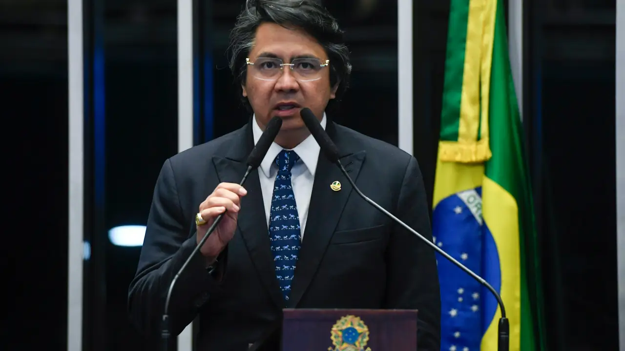 Com CNH vencida, senador de SP foge da PM em Land Rover sem placa e ameaça agentes ao ser parado